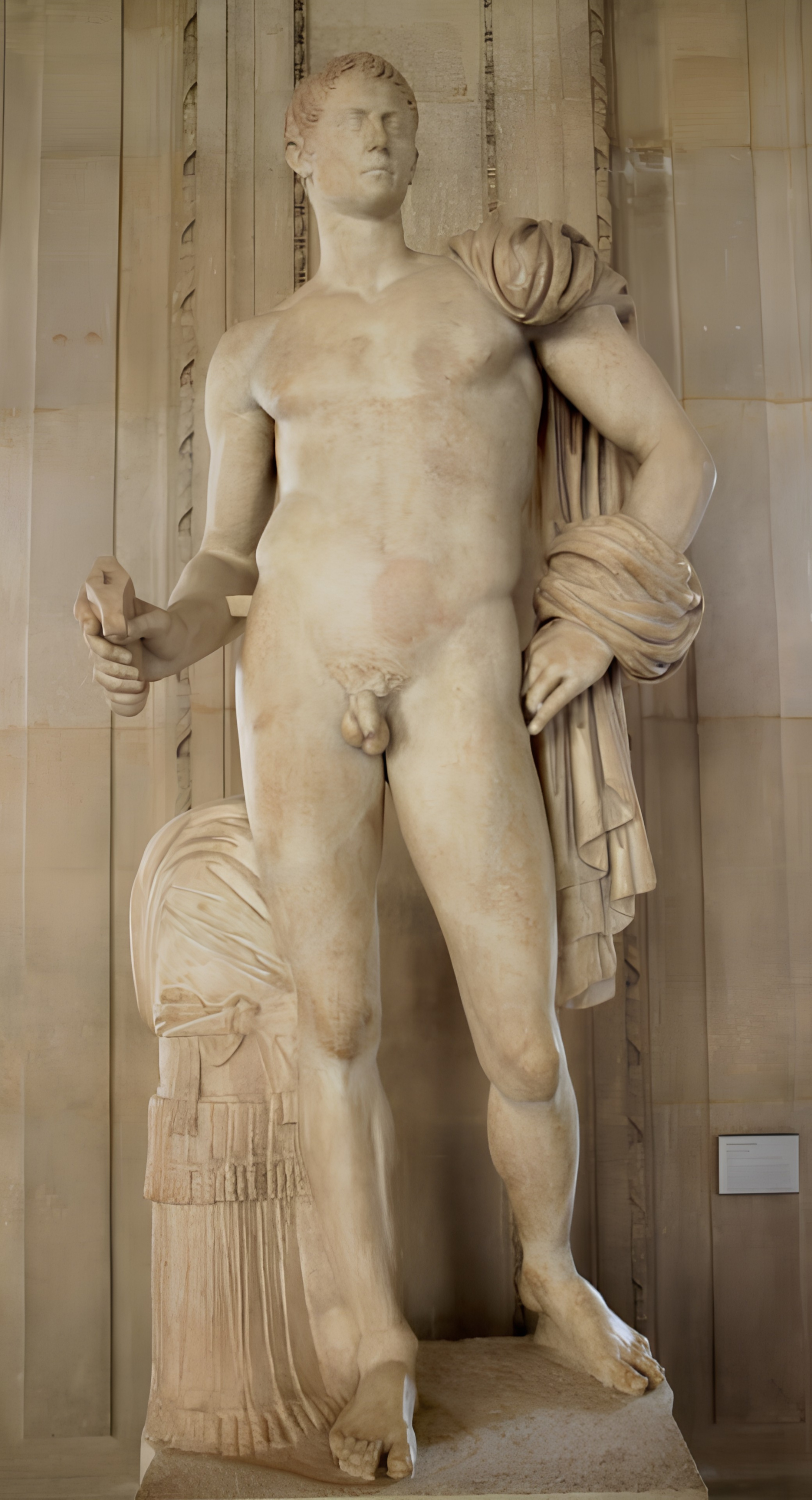 La estatua heroica de Octavio (el futuro emperador Augusto), una antigua escultura de mármol ubicada en el Museo del Louvre, en París